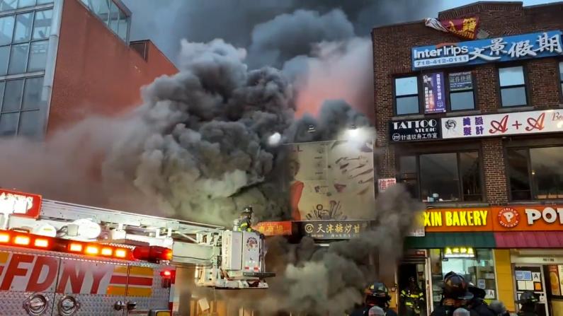 纽约法拉盛5级大火 交通瘫痪 附近商家也受灾：一两天开不了工