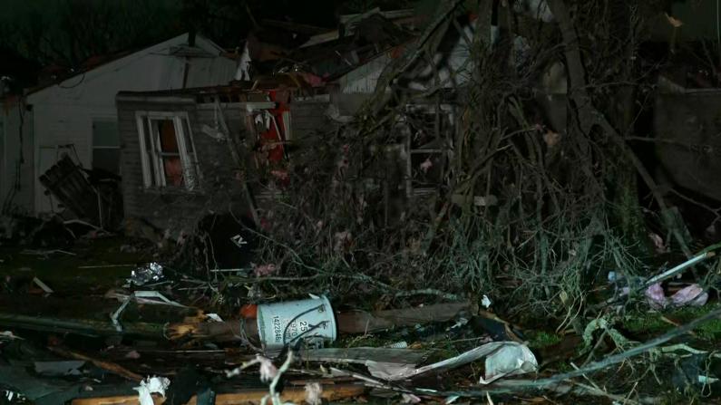 恐怖龙卷风过境新奥尔良 车辆房屋被掀翻 居民：我觉得快死了