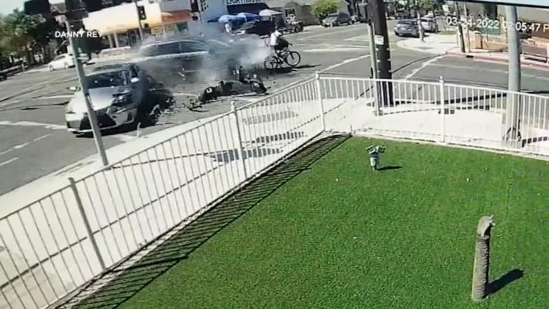 自行车汽车同时闯红灯相撞 竟意外救人一命？