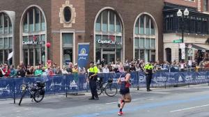 波士顿马拉松开赛在即 警方地铁站增派警力