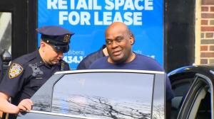 【现场】纽约地铁枪案嫌犯曼哈顿被捕 押送时露出诡异笑容