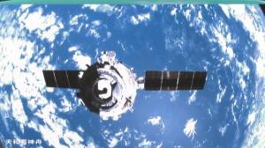 神舟十三号与天和空间站分离 三名航天员驻留太空183天后将返回地球