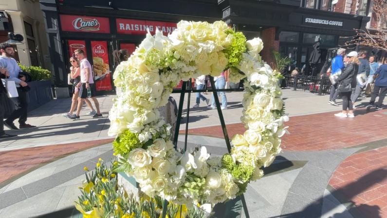 波士顿缅怀马拉松爆炸案罹难者 鼓励善待他人
