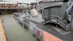危！纽约79年历史军舰侧翻进水 疑船尾受损紧急修复