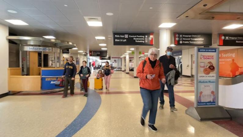 多家航空公司放松口罩规定 波士顿机场约一半乘客没戴口罩