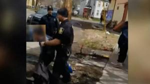 纽约雪城警察扣押8岁男孩视频引争议 真相竟是…