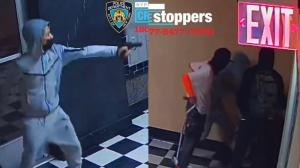 纽约再爆惊悚劫案 外卖员曼哈顿大楼送餐遭围殴 还被枪指威胁