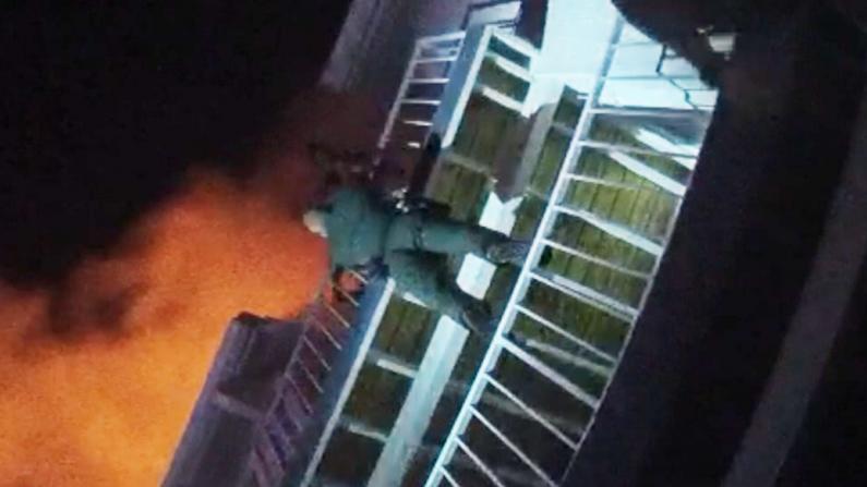 【现场】爬阳台接力 佛州警员火灾中勇救1岁婴儿