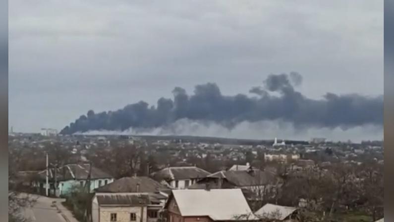 乌克兰火车站连续遇袭被毁 滚滚浓烟飘散数英里