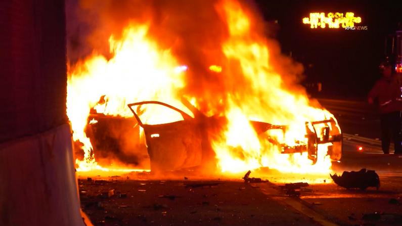警车被撞起火烧得只剩架子！洛杉矶高速凌晨爆疑似醉驾车祸
