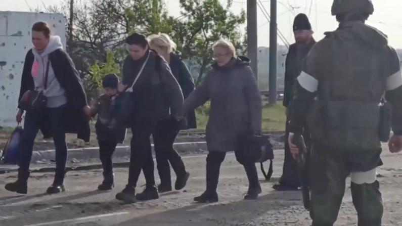 俄軍人護送 又有50名平民撤離馬里烏波爾亞速鋼鐵廠