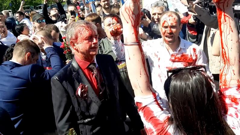 【現場】俄羅斯駐波蘭大使遭抗議者紅漆潑臉