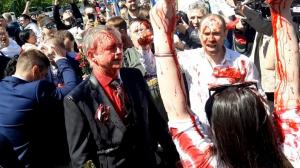 【现场】俄罗斯驻波兰大使遭抗议者红漆泼脸