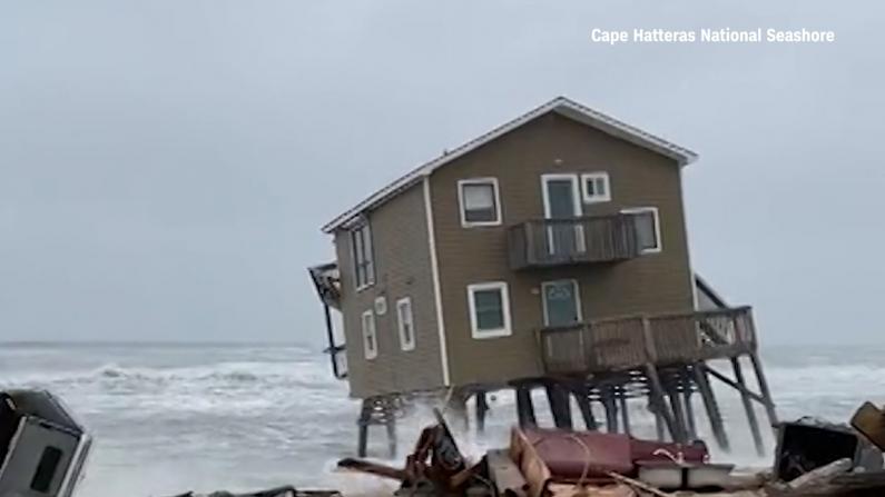 惡劣天氣不斷 北卡小島數棟海景房垮塌被沖入大海
