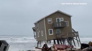 恶劣天气不断 北卡小岛数栋海景房垮塌被冲入大海