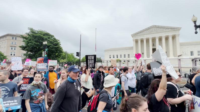 保护堕胎权！上万民众涌入华盛顿特区举行集会