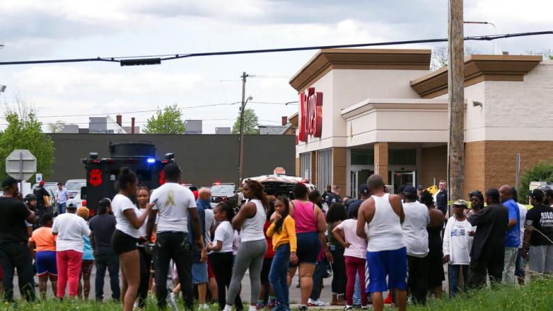 纽约超市爆大规模枪案致10死 警指种族仇恨犯罪 目击者回忆事发经过