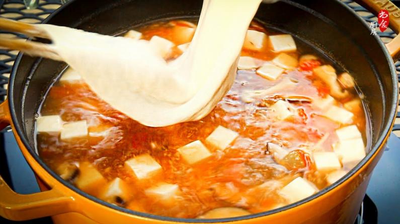 【尚食厨房】吃了多少山珍海味也忘不了这锅疙瘩汤，做法巧妙，您绝对想不到！