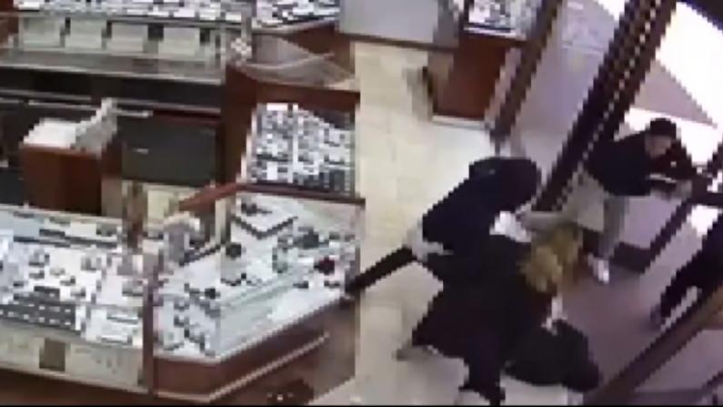 四劫匪欲抢加州珠宝店 反遭勇猛店员一顿暴揍