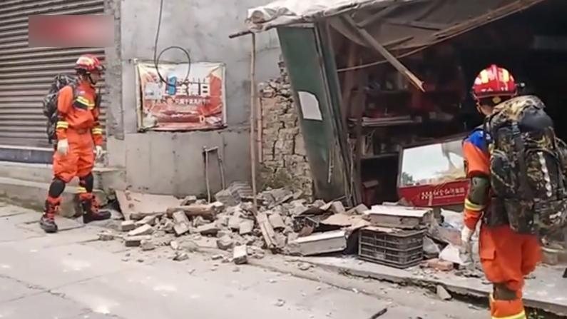 四川雅安6.1级地震：学校发预警 山石滚落 消防救援已抵现场