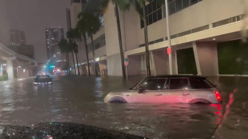 热带气旋来袭 迈阿密地区遭强降雨 市区沦为泽国