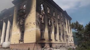 乌东人道主义救援中心遭空袭被毁 半边房屋坍塌外墙一片焦黑