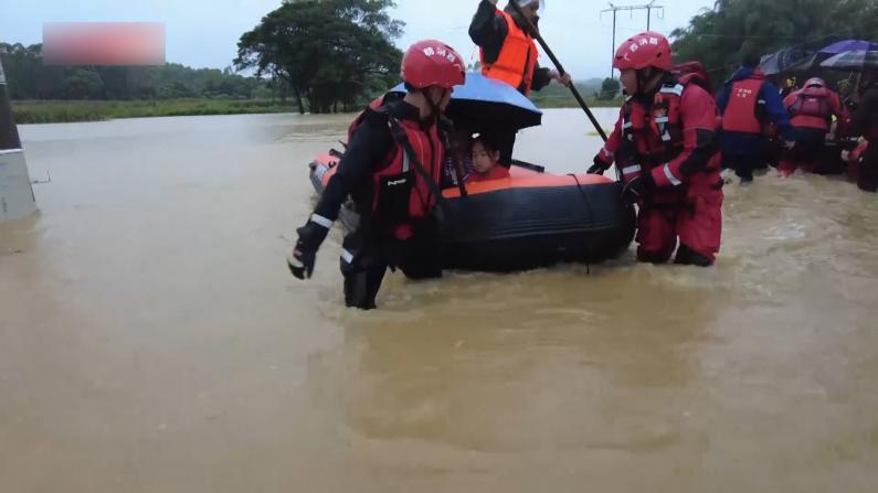 福建广西持续强降雨致严重洪涝 城区积水、村民被困