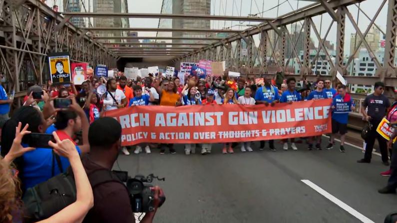 华盛顿、纽约等地举行反枪支暴力集会 拜登表达支持：游行是答案