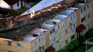罕见大风袭击芝加哥地区 房顶被掀飞机底朝天