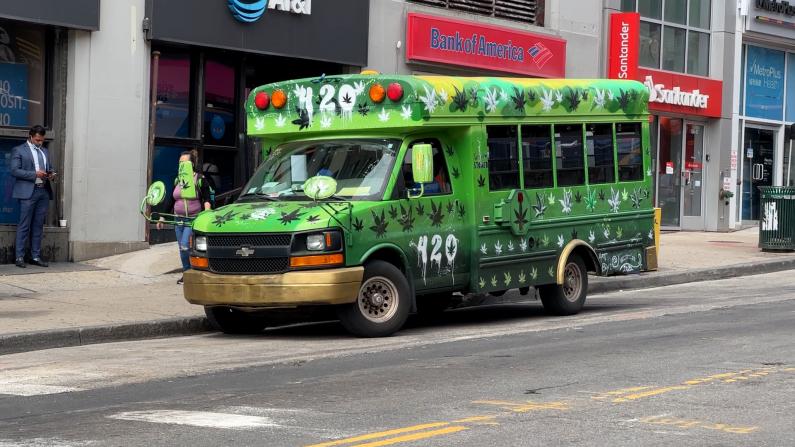 大麻移动巴士停靠纽约华人社区 民众：包装像糖果误导青少年