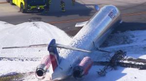 多米尼加航班迈阿密“硬着陆”起火 乘客：以为飞机要爆炸了