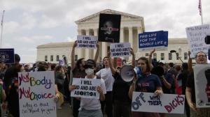 堕胎权判例被推翻！抗议者一方狂喜 一方愤怒 国会女议员上街游行