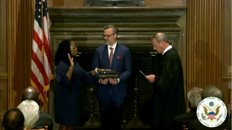 杰克逊正式宣誓就职 成美国首位非裔女性大法官