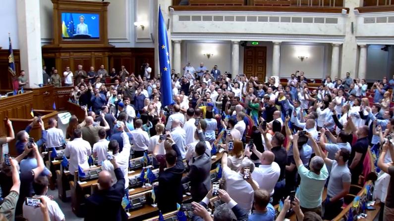 成为候选国后 欧盟盟旗首次进驻乌克兰议会