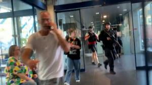 丹麦最大购物中心枪案致多人死伤 警方：尚未排除恐袭可能