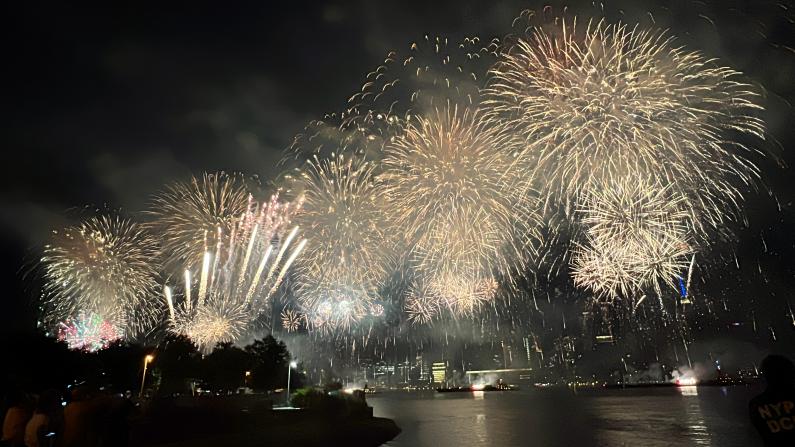 美国独立日梅西烟火秀 纽约东河沿岸精彩呈现