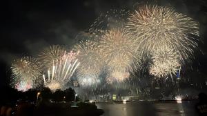 美国独立日梅西烟火秀 纽约东河沿岸精彩呈现