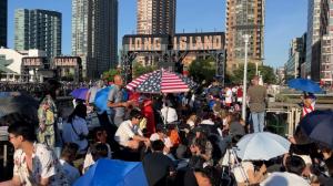 数万人相聚纽约东河沿岸赏独立日烟火秀 为拍美照等待14小时