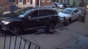 【监控】费城当街枪战致2死2伤 为躲子弹藏身车底
