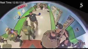 【监控】持械警员蹲守得州小学教室外 焦急74分钟画面公开