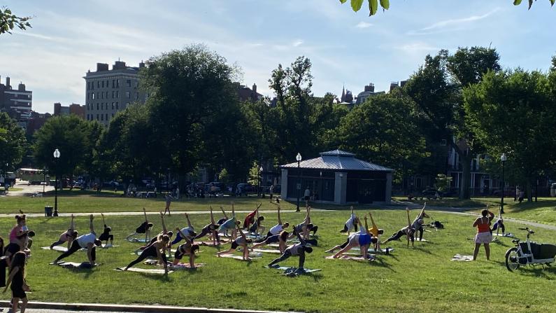 波士顿夏季免费健身课走进社区 专为华埠居民设体能训练