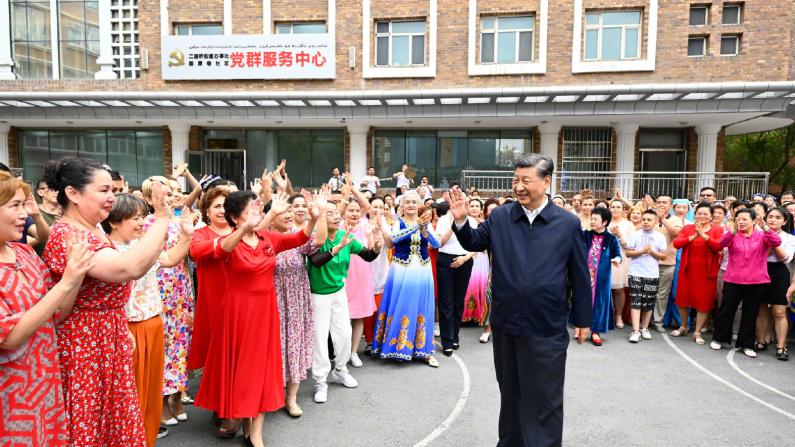 习近平在新疆乌鲁木齐市考察调研 观看《玛纳斯》说唱展示
