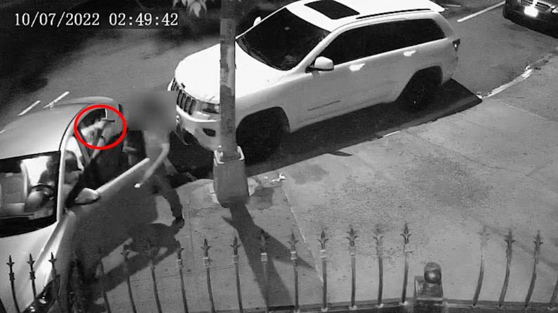 【监控】纽约男子坐在车内 遭2名劫匪开枪威胁交出钥匙