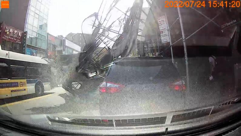 【现场】纽约法拉盛闹市区脚手架坍塌 行车记录仪拍下这一幕