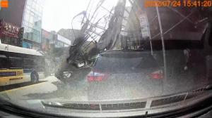 【现场】纽约法拉盛闹市区脚手架坍塌 行车记录仪拍下这一幕