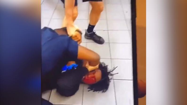 因为一张地铁票 NYPD警员与16岁少年扭打在地