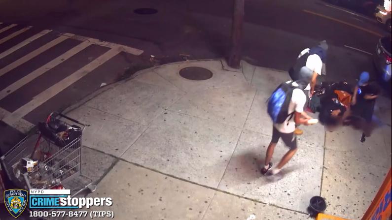 【监控】纽约男子正骑车离开杂货店 突遭3人推倒围殴 车也被骑走
