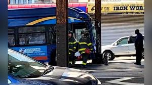 MTA巴士早高峰撞地铁桥柱 车上多名儿童 司机疑犯心脏病