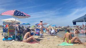 波士顿连续4天高温紧急状态 民众鳕鱼岛海滩扎堆