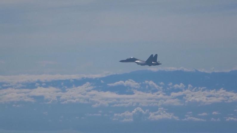 解放军东部战区持续联合演训 飞行员俯瞰台湾海岸线和中央山脉